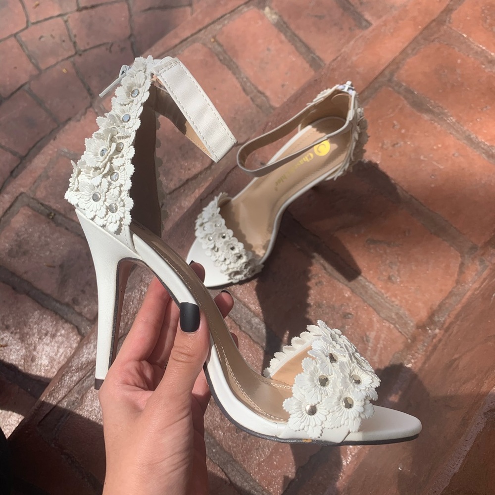 BRAND NEW FLORAL WHITE HEELS